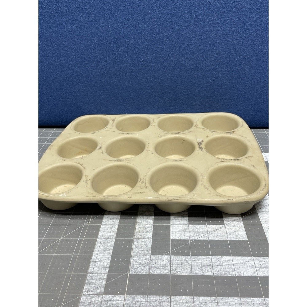 The Pampered Chef Family Muffin Pan 12 Heritage Stoneware Classics